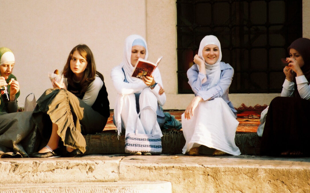 girls_chatting_in_sarajevo_bosnia_-_by_kashfi_halford.jpg